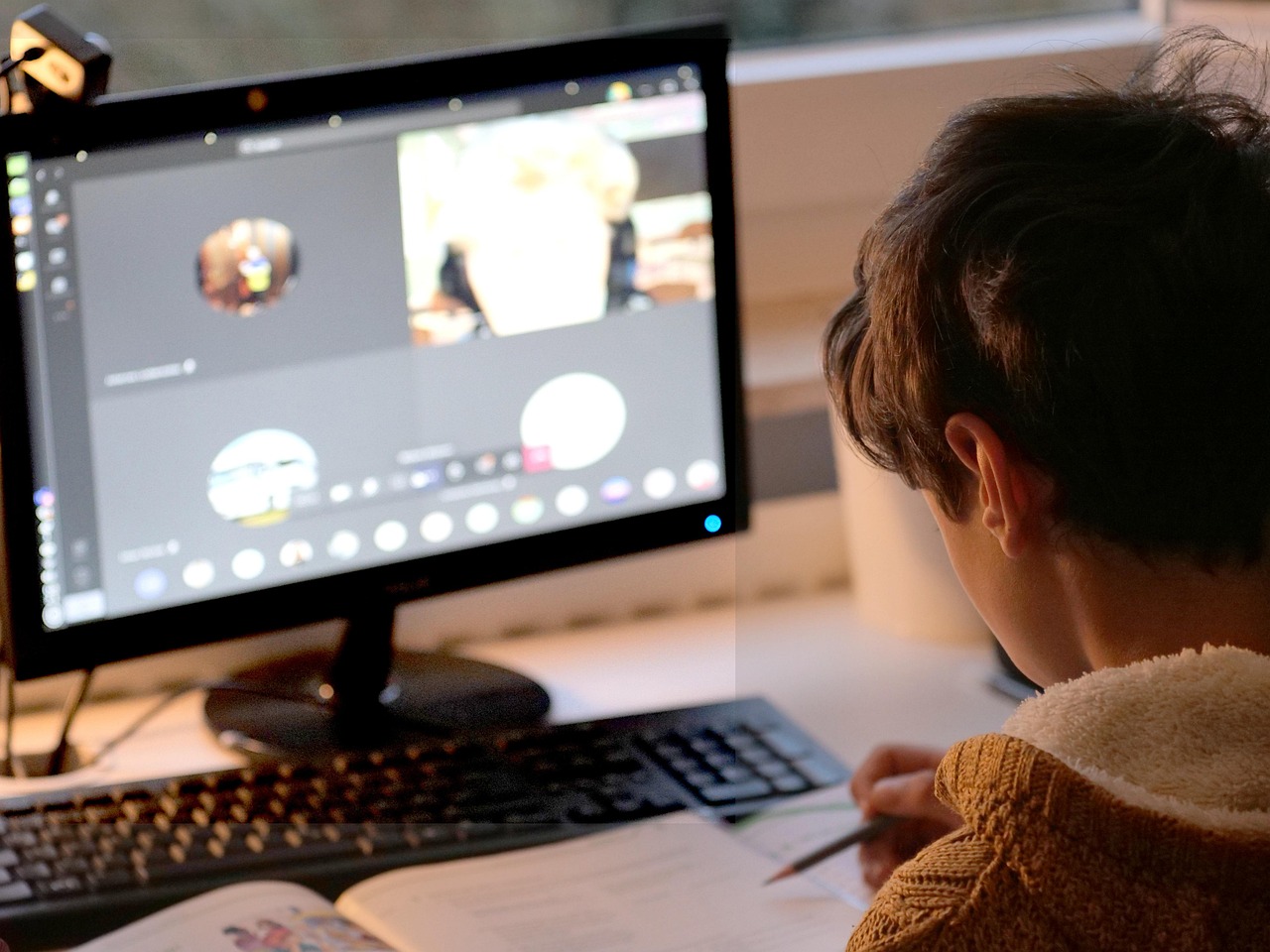 E-Learning Platforms & Digital Classrooms